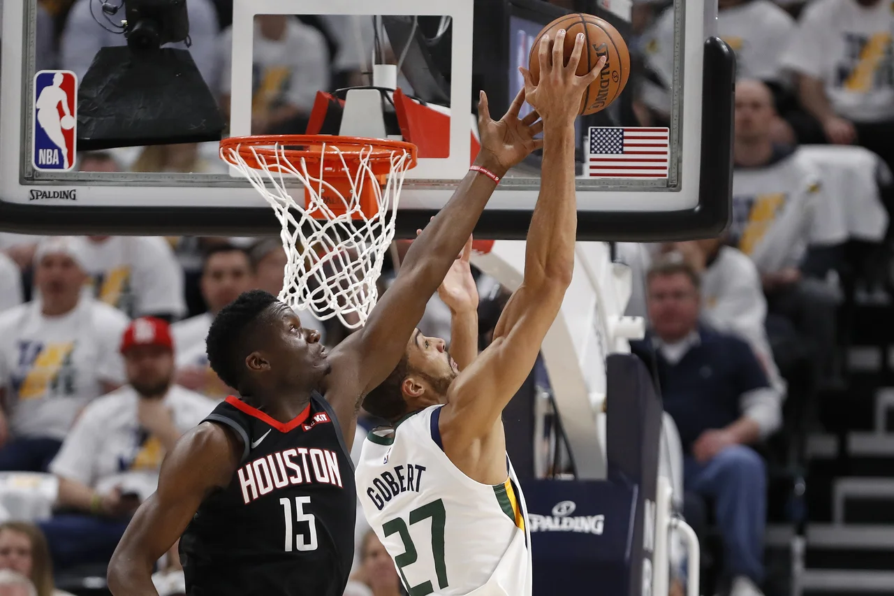 Fotografija: Centra Clint Capela in Rudy Gobert sta v seriji do sedaj uspešno izničila prispevek drug drugega. FOTO: Reuters