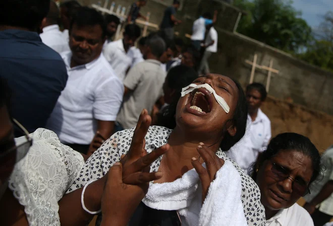 Med velikonočno mašo je silovito počilo v treh cerkvah.  FOTO: Athit Perawongmetha/Reuters