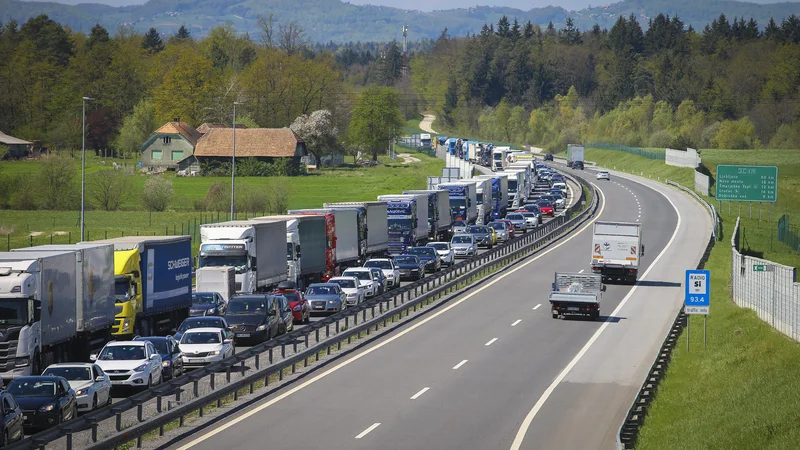 Fotografija: Kolone vozil na avtocesti so tudi posledica rušenja cestninskih postaj. Foto Jože Suhadolnik