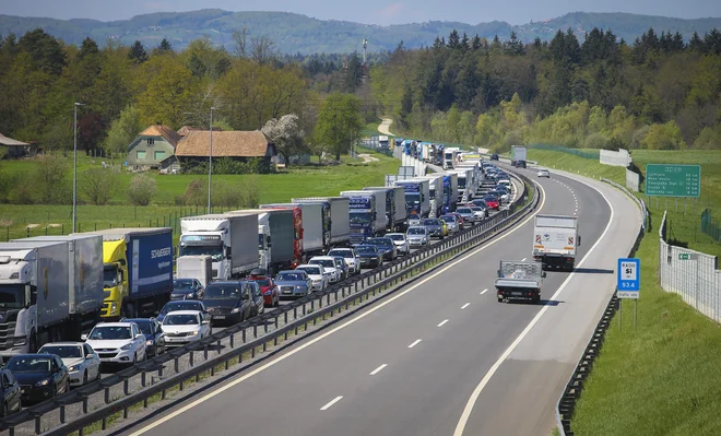 Kolone vozil na avtocesti so tudi posledica rušenja cestninskih postaj. Foto Jože Suhadolnik