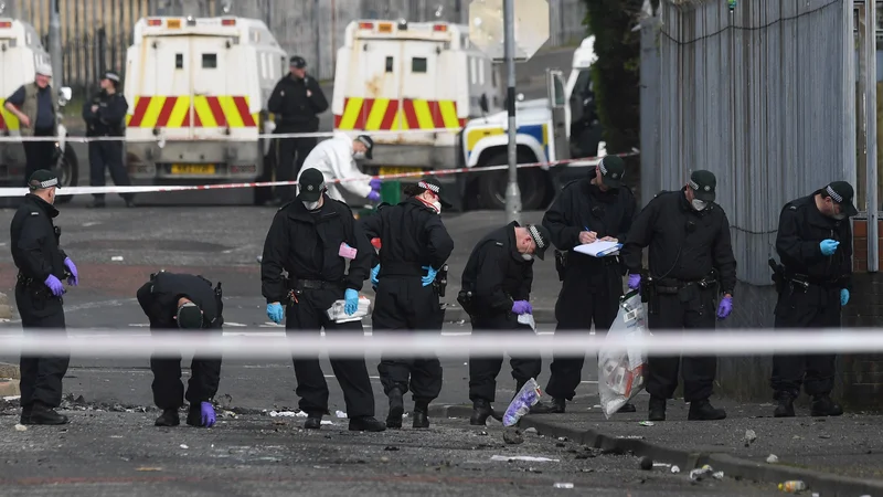 Fotografija: Policija preiskuje mesto, kjer je strelnim ranam podlegla 29-letna novinarka. Foto Reuters