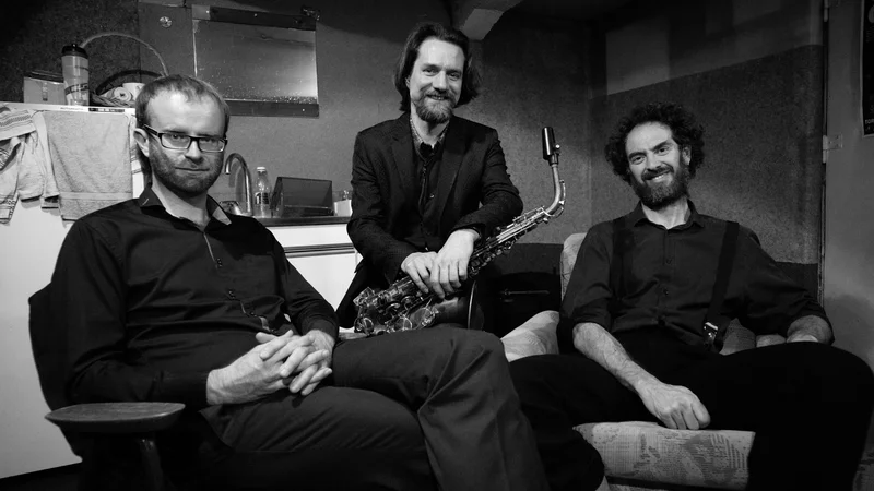 Fotografija: Vasko Atanasovski trio je praznoval.
Foto Matjaž Vrečko