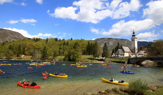 Balkan rivers tour - tart v Bohinju 16.aprila 2016 [Balkan rivers tour,Bohinj,Bohinjsko jezero,kajaki,čolni,jezera,veslanje,ekologija] Foto Blaz Samec/delo