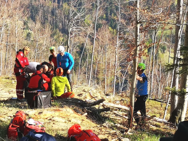 Na kraju nesreče so policisti ugotovili, da je jadralni padalec, ki je bil sicer ustrezno opremljen, napačno ocenil višino. FOTO: Gorska policijska enota PU Nova Gorica