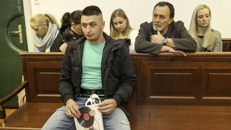 Fotografija: Martin Brezar čaka sodno pošto z višjega sodišča. Foto Marko Feist