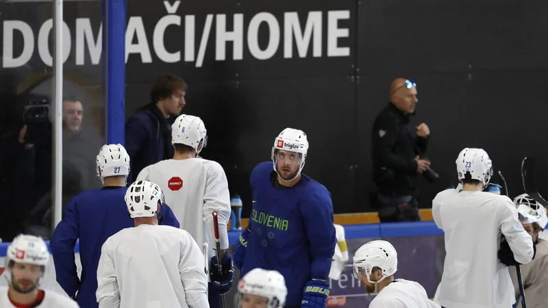 Fotografija: V središču pozornosti med reprezentanti je Anže Kopitar, naš edini as iz NHL. FOTO Matej Družnik/Delo