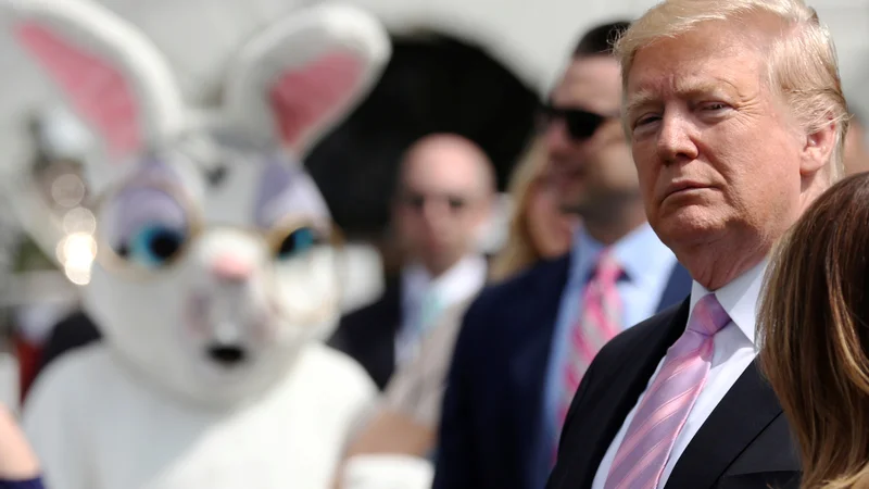 Fotografija: Donald Trump je med tradicionalno velikončno prireditvijo pred Belo hišo zavrnil navedbe v Muellerjevem poročilu, da so podrejeni preslišali njegove ukaze. FOTO: Reuters