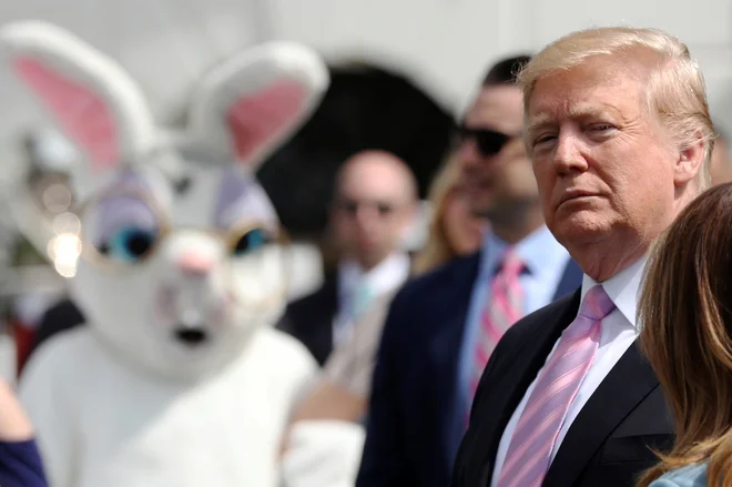 Donald Trump je med tradicionalno velikončno prireditvijo pred Belo hišo zavrnil navedbe v Muellerjevem poročilu, da so podrejeni preslišali njegove ukaze. FOTO: Reuters