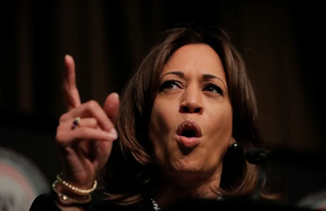 Predsedniška kandidatka demokratov Kamala Harris se je pridružila pozivom k začetku postopka odstavitve predsednika. FOTO: Reuters
