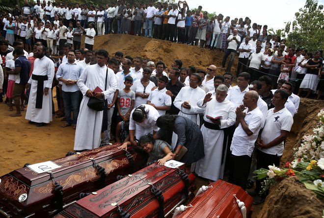 Danes je potekal prvi množični pogreb žrtev napadov FOTO: Reuters