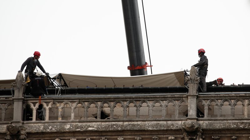 Fotografija: Notre Dame, ki je po mnenju mnogih simbol Pariza in Francije, je od leta 1991 pa je uvrščena tudi na Unescov seznam kulturne dediščine. FOTO: Benoit Tessier Reuters