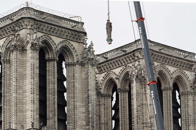 Odstranjevanje kipa iz Notredamske katedrale. FOTO: Kenzo Tribouillard/AFP