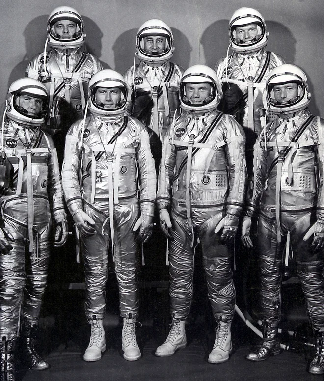 Skupinska slika prvih sedmih ameriških astronavtov. Zgoraj, z leve: Alan Shepard, Gus Grissom in Gordon Cooper, spodaj: Wally Schirra, Deke Slayton, John Glenn in Scott Carpenter. FOTO: Nasa