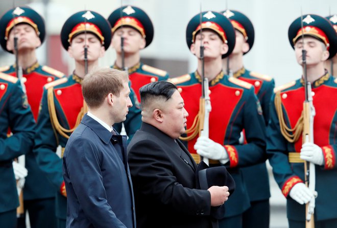 Severnokorejski vodja upa, da bo pri ruskem voditelju naletel na podporo glede odprave sankcij. FOTO: Handout Reuters