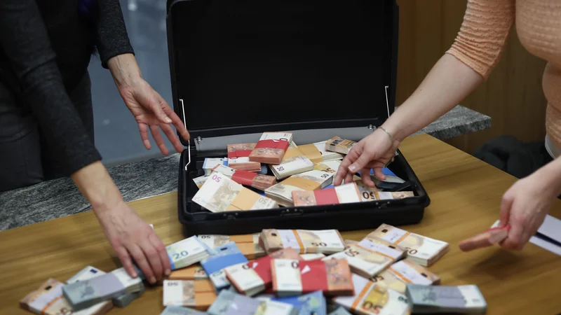 Fotografija: Davčni prihodki Zpiza so se lani ustavili pri 4,2 milijarde evrov, kar je skoraj 300 milijonov več kot leto prej. FOTO: Leon Vidic/Delo