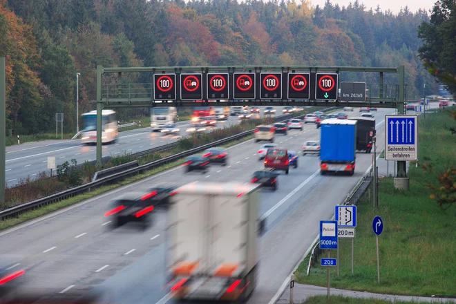 Marsikdaj je na potovanju vožnja po avtocesti nuja, a vsaj v ciljni državi je morda smiselno zaviti tudi na druge ceste in spoznavati manjše kraje ob njih. FOTO: Shutterstock