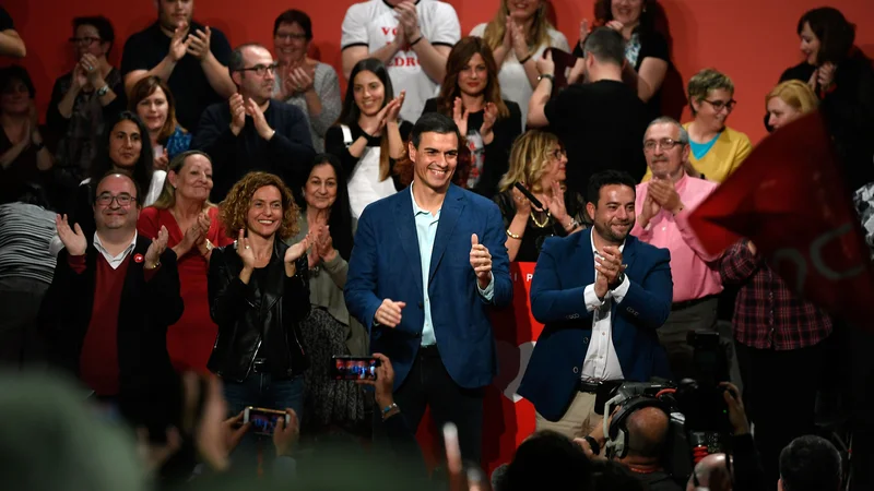 Fotografija: Vladajoči socialisti Pedra Sáncheza imajo prednost po javnomnenjskih anketah, toda to ne pomeni, da bodo zbrali dovolj glasov za oblikovanje vlade. FOTO: AFP