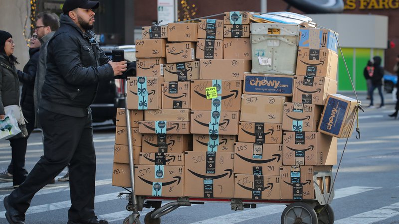 Fotografija: E-trgovina je glavno gonilo v dejavnosti dostave paketov. Foto: Reuters