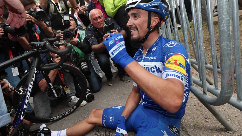 Fotografija: Julian Alaphilippe je po zmagi na Milanu Sanremu (na fotografiji napad na Poggiu) in Strade Bianche v žep pospravil še tretjo odmevno klasiko letos. FOTO: AFP