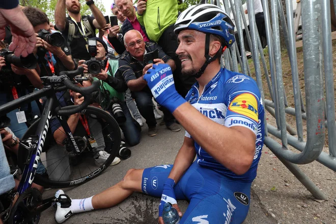 Julian Alaphilippe je po zmagi na Milanu Sanremu (na fotografiji napad na Poggiu) in Strade Bianche v žep pospravil še tretjo odmevno klasiko letos. FOTO: AFP