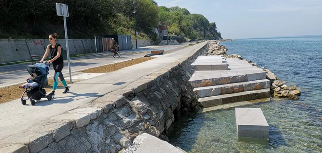 Vzorčno urejeni del obale ob nekdanji obalni cesti nakazuje, kako bi lahko pridobili dodatna kopalna območja. FOTO: Boris Šuligoj