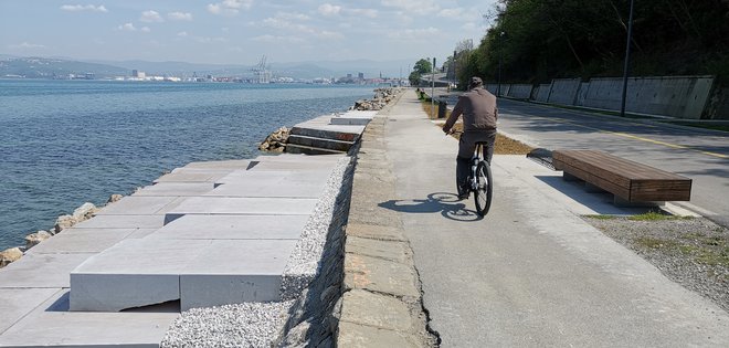 Vzorčno urejen del ob nekdanji obalni cesti, ki kaže, kako lepo obalo bi lahko uredili na »podaljšani« slovenski obali. FOTO: Boris Šuligoj