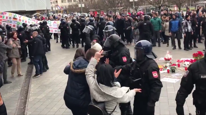 Fotografija: V središču Banjaluke ljuje že več kot eno leto terjajo odgovore o storilcih nepojasnjenih umorov. Ne le, da niso dobili odgovora, kdo in zakaj je ubil mladega Davida Dragičevića, dobili so nov umor, pod streli je klonil poslovnež Slaviša Krunić. Foto Posnetek Zaslona Twitter