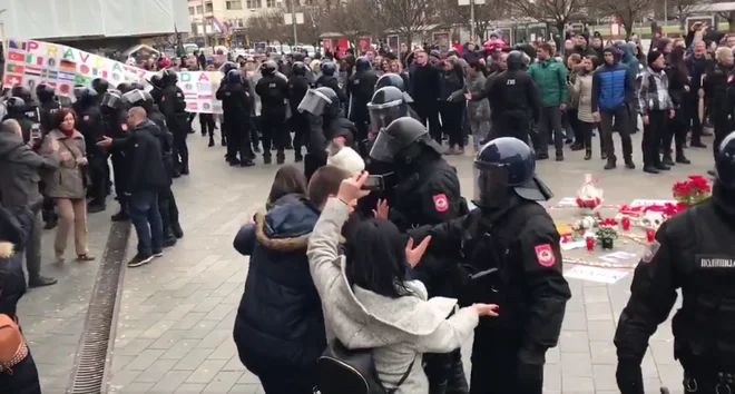 V središču Banjaluke ljuje že več kot eno leto terjajo odgovore o storilcih nepojasnjenih umorov. Ne le, da niso dobili odgovora, kdo in zakaj je ubil mladega Davida Dragičevića, dobili so nov umor, pod streli je klonil poslovnež Slaviša Krunić. Foto Posnetek Zaslona Twitter