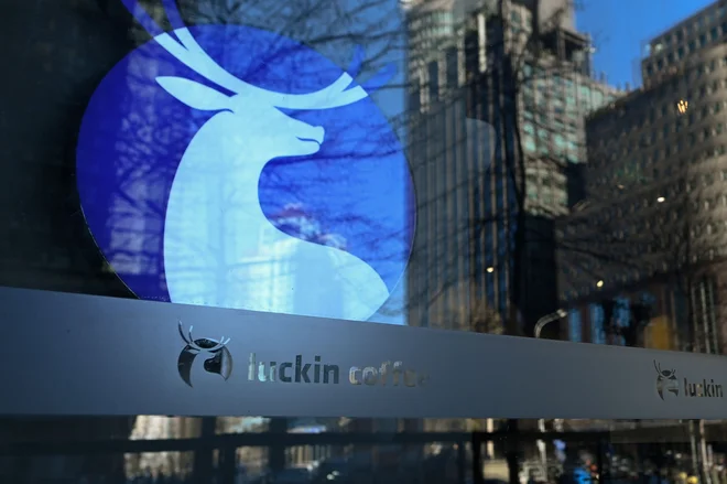 Luckin Coffee ima 2370 prodajaln v 28 kitajskih mestih, načrtuje jih še 2500, a&nbsp;Starbucks je na kitajskem trgu večji od njega. FOTO AFP