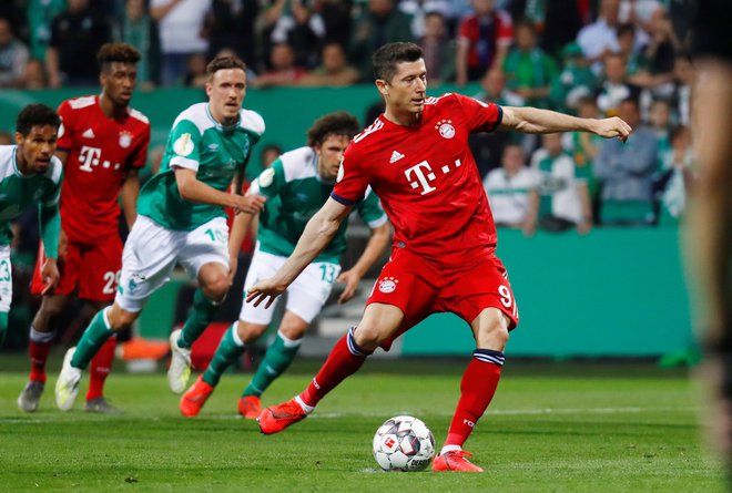 Robert Lewandowski je z bele točke popeljal Bayern v finale. FOTO: Reuters