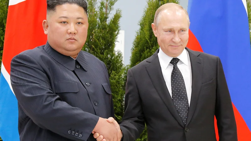 Fotografija: Vladimir Putin in Kim Džong Un sta tako pozirala pred številnimi fotografi. FOTO: Aleksander Zemljaničenko/Reuters