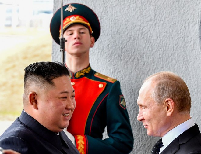 Kim Džong Un išče podporo pri Rusiji po propadlih pogovorih z ZDA. FOTO: Juri Kadobnov/AFP