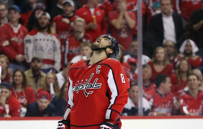 Aleksandr Ovečkin ni skrival razočaranja. Washington Capitals je porazila Carolina Hurricanes. FOTO: AFP