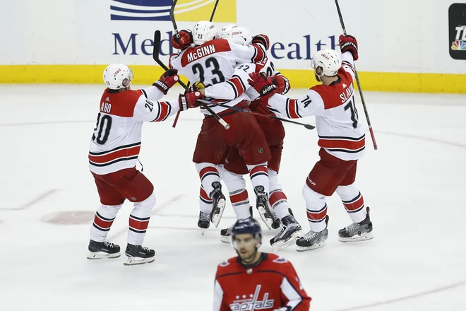 Takole so se veselili zmagovalci, moštvo Carolina Hurricanes, ko je zadnji zadetek na tekmi prispeval Brock McGinn. FOTO: Usa Today Sports