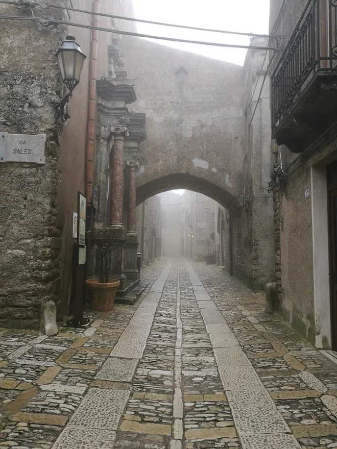 Ulice kraja Erice so aprila pogosto zavite v meglo. Foto Saša Senica