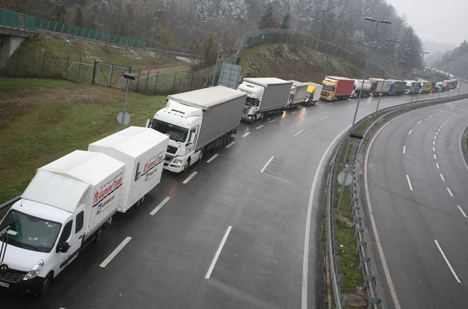 Po slovenskih cestah je bilo lani prepeljanih največ rud in kamnin. FOTO: Tadej Regent/Delo