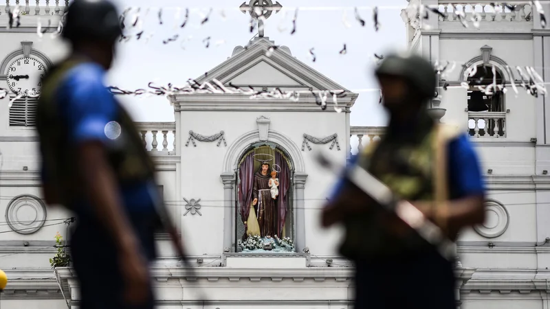 Fotografija: Na Šrilanki so po nedeljskih terorističnih napadih, v katerih je bilo ubitih 359 ljudi, do izboljšanja varnostnih razmer zaprli vse katoliške cerkve. FOTO: Jewel Samad/AFP