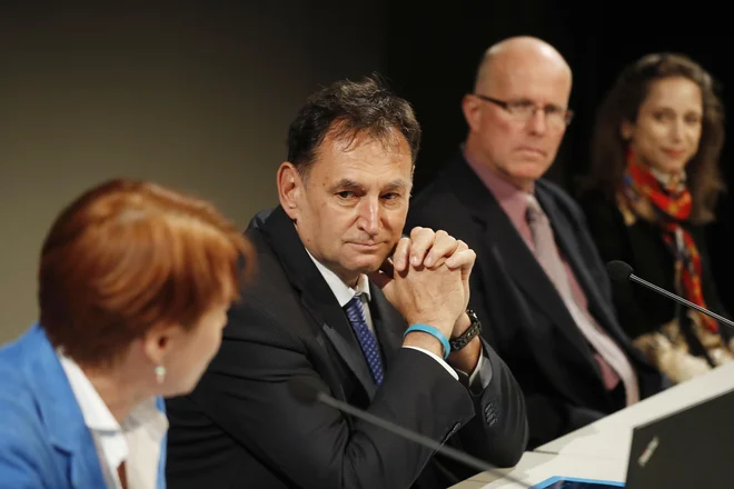 Po desetih letih, pravijo, je čas, da se vsaj del stroška povrne. (ekipa Elektra Ljubljana od leve: Kristina Sever, Andrej ribič, dr. Jurij Curk in Uršula Krisper) FOTO Leon Vidic/Delo