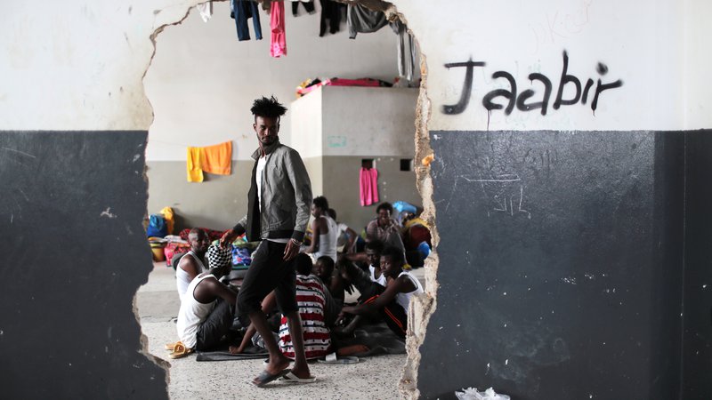 Fotografija: Nemir na severu Afrike spodbuja vedno nove napetosti in krize v regiji, ljudje pa iz osiromašenih družb na vse načine skušajo prebežati v mirno in bogato Evropo. Prizor na fotografiji je iz zbirališča prebežnikov v libijski prestolnici Tripoli. Foto REUTERS