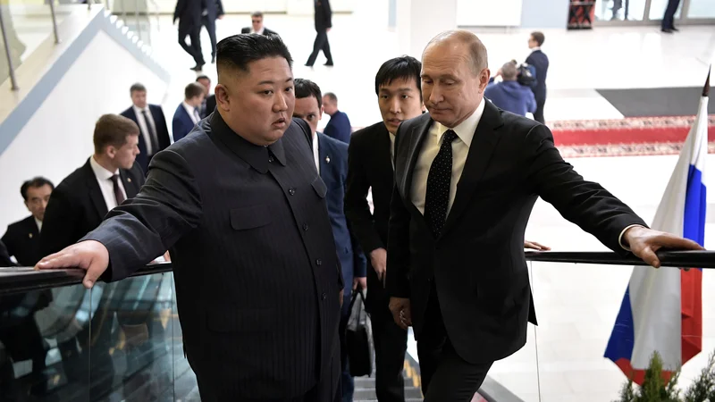 Fotografija: Kim je vedel, da bo vsak njegov stisk Putinove roke pod budnim očesom Donalda Trumpa. FOTO: Reuters