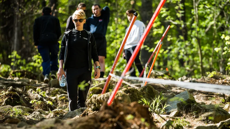 Fotografija: Monika Hrastnik na ogledu proge na Pohorju. Foto Rick Schubert/IXS