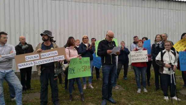 Fotografija: Civilna iniciativa Narava Slovenskih goric je pred dnevi organizirala shod proti nadaljnjemu obratovanju sortirnice. FOTO: Mariborinfo
