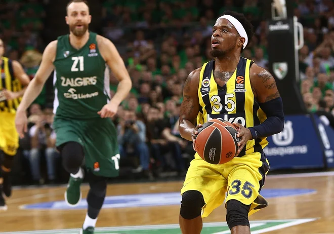 Američan Muhammed Ali je bil s 25 točkami najučinkovitejši v moštvu Fenerbahčeja in je ob metu 9:10 ter petih trojkah zgrešil le enega za dve točki. FOTO: eurolegaue.net