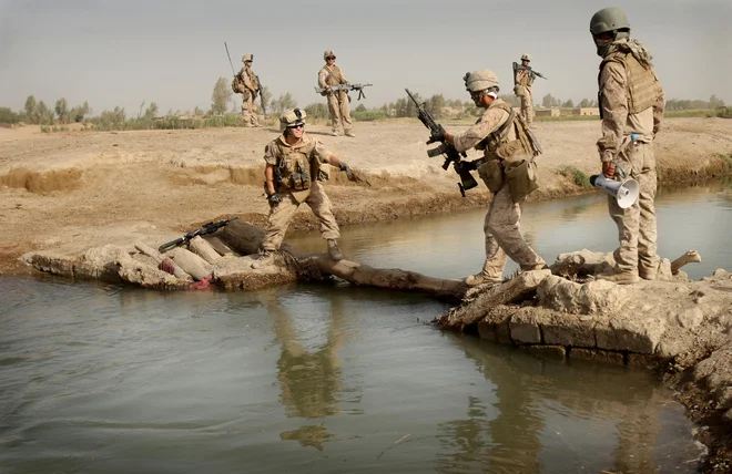 Večerna patrulja prečka reko Melmand v provinci Helmand. FOTO: Jure Eržen/Delo
