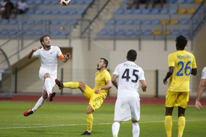 Kapetan Rudarja Damjan Trifković bije bitko za prvoligaško preživetje velenjskega kluba, domžalska napadalna aduta Tonči Mujan in Shamar Nicholson pa za tretje mesto. FOTO: Voranc Vogel/Delo