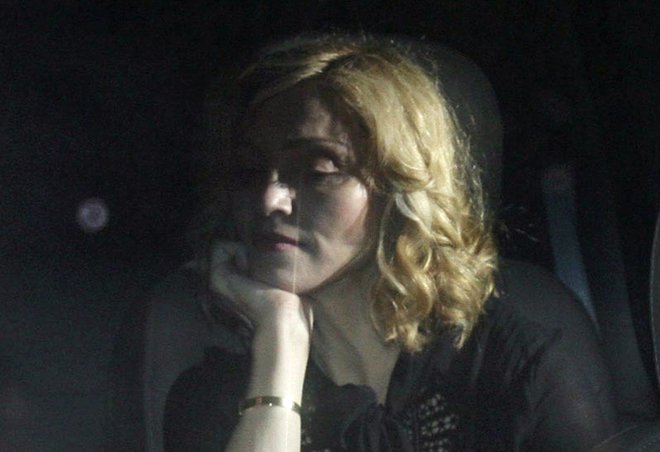 Madonna je samo znanilka dobe, v kateri se nizajo podobe, provokacije, obleke s sveže odrezanimi zrezki, izzivalni imidži, ki plenijo pozornost, skušajo nagovarjati vse čute, medtem ko so besedila vse bolj prazna, beati in montažni rezi pa podobno agresivni in hkrati prazni kot risanke na kanalih, ki vzgajajo naše otroke. FOTO: Ammar Awad/Reuters