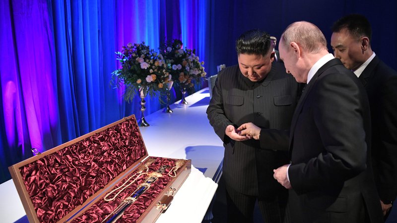 Fotografija: Ruski predsednik Vladimir Putin in severnokorejski voditelj Kim Jong Un si izmenjujeta unikatna darila po zaključenih pogovorih na kampusu vzhodne zvezne univerze v Vladivostoku. Foto Alexey Nikolsky Afp