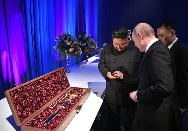 Ruski predsednik Vladimir Putin in severnokorejski voditelj Kim Jong Un si izmenjujeta unikatna darila po zaključenih pogovorih na kampusu vzhodne zvezne univerze v Vladivostoku. Foto Alexey Nikolsky Afp