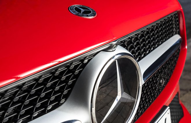 Pri CLA coupeju je zvezda na sprednji maski nagnjena za približno 5 stopinj naprej. To je zaščitni znak »morskega psa«, ki je rezerviran predvsem za kupeje. FOTO: Daimler