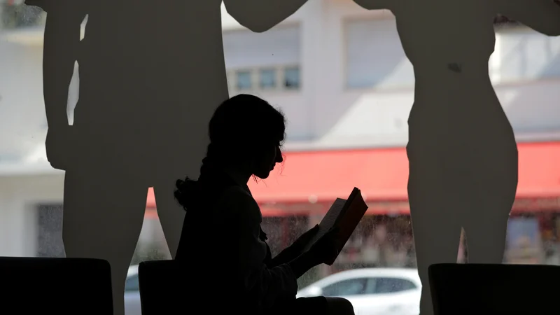 Fotografija: Branje ni zgolj sprejemanje informacij in razumevanje vsebin. Branje je tudi čustvovanje in poosebljanje sporočila, zato zahteva čas in potrpežljivost. Foto Eric Gaillard Reuters